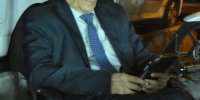 خوشتیپ‌ترین مرد دستفروش ایران با کت‌وشلوار و کراوات + عکس