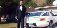 بهروز وثوقی در کنار خودروی پورشه ۹۲۸ شخصی‌اش در آمریکا + عکس