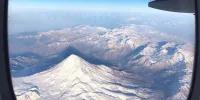 تصویری از مقارنه ماه و قله دماوند + عکس
