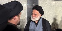 عکسی از دست دادن سید حسن خمینی با فرزند ارشد رهبر شهید انقلاب/ حسن خجسته هم بود