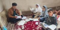 ماجرای اقدام معلم وظیفه‌شناس در دل باران و سیلاب برای رسیدن به دانش‌آموزان