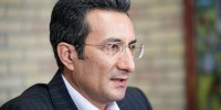 معلم اگر سرود ای ایران می‌خواند تذکر می‌گرفت؛ چرا فقط در وضعیت اضطرار سراغ هویت ایرانی می‌رویم؟ + ویدیو