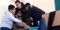 انتشار فیلم قدیمی کتک خوردن یک معلم در کلاس / روایت خبرگزاری فارس: خانواده دانش‌آموزان برای دلجویی به منزل این معلم رفته بودند