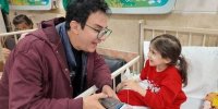 عمو پورنگ به عیادت کودکان مجروح جنگ تحمیلی رفت