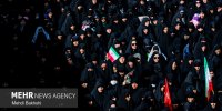 قمی‌ها همچنان ایستاده پای پرچم ایران
