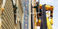 نصب کتیبه ویژه دهه کرامت در حرم مطهر امام رضا(ع)