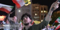 پرچم‌های برافراشته در میان تکبیر مشهدی ها در یکصدوسومین قرار شبانه