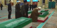 وداع آیت‌الله جوادی آملی با پیکر مطهر رهبر شهید در مسجد مقدس جمکران