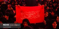 پرچم گردانی زائران ایرانی در مسیر پیاده‌روی اربعین