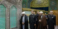 غبارروبی ضریح مطهر حضرت رضا(ع)