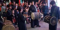 سنج و دمام زنی در مراسم گرامیداشت جانباختگان تصادف وکیل آباد مشهد