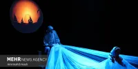 نجواهای عاشقانه صحنه تئاتر مشهد برای شهدای دانش آموز میناب