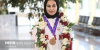 استقبال از بانوی وزنه بردار مشهدی در فرودگاه هاشمی نژاد