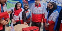 وحید رهبانی، محیا دهقانی و نعیمه نظام‌دوست در کنار هلال احمر