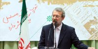 بالاخره معلوم شد عاملان پرتاب مهر و کفش به شهید لاریجانی چه کسانی بودند؟/ بعد از دستگیری با آنها چه کردند؟/ عکس