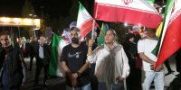 روزنامه اصولگرا: عده ای با پرچم انقلابی گری،به مداحان و سخنرانان طعنه می زنند و آنها را ماله کش دیپلماسی می خوانند/ «تجمعات شبانه مردم» را آلوده نکنید