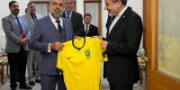اهدای پیراهن برزیل و اروگوئه به عراقچی/  فوتبال چگونه به زبان مشترک دیپلماسی تبدیل می‌شود؟