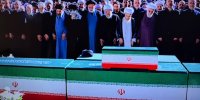 اقامه نماز بر پیکر رهبر شهید و خانواده ایشان به امامت آیت الله سبحانی/ شعارهای حاضران پس از اقامه نماز