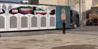 اولین عکس از حرکت خودروی حامل پیکر رهبر شهید در میان مردم