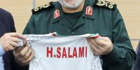 خانواده شهیده زهرا حدادعادل در کنار دختر شهید سلامی و لباس خاکی فرمانده شهید/ تصاویر دیدار دفتر نشر آثار رهبرشهید با خانواده شهیدسلامی