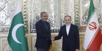 نقوی با عراقچی دیدار کرد/ من برای یک پیام مهم به تهران آمده‌ام + تصویری از تسلیم یک بسته به وزیر خارجه