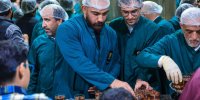 پذیرایی اعضای تیم ملی کشتی از زائران در چایخانه امام رضا(ع) |‌ ویدئو