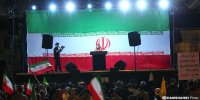 نمایی تازه از واکنش مردم در میدان انقلاب هنگام اعلام خبر حمله موشکی ایران به  اسرائیل |‌ ببینید
