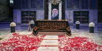 صف طولانی زیارت مرقد رهبر شهید انقلاب در حرم رضوی + فیلم