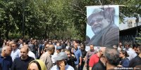 تلاش عجیب یک فرد برای سلفی گرفتن با بازیگران در مراسم تشییع اکبر عبدی + فیلم
