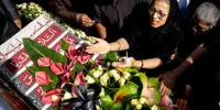 جشن تولد اکبر عبدی بر سر مزارش  + فیلم | سنگ قبر متفاوت مرد هزار چهره سینمای ایران