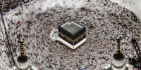 طوفان شدید در مکه؛ تلاش زائران برای سقوط نکردن + ویدئو