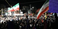 رجزخوانی حاج محمود کریمی به زبان انگلیسی در تجمع مردم  | ببینید