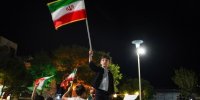 پرچم‌ها را محکم بچسبید