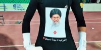دروازه‌بان عراقی با تصویری از رهبر شهید ایران به زمین مسابقه رفت + فیلم