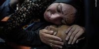 آخرین آغوش؛ وداع تلخ مادر فلسطینی با دختر شهیدش در شمال غزه