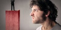 ۵ سؤالی که آدم‌های حسود زیاد می‌پرسند