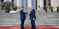تصویر ترامپ در حال تمیز کردن کفش رهبر چین! ؛ ببینید| عکسی که وایرال شد