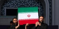 تصاویری جدید از حضور فرزندان رهبر شهید هنگام اقامه نماز بر پیکر مطهر پدر