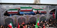 نوزادی که به زیارت زهرای ۱۴ ماهه رفت! ؛ عکسی تاثیرگذار از مراسم تشییع رهبر شهید