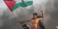 پرتاب سنگ توسط یک فلسطینی به نیروهای  رژیم غاصب صهیونیستی در شهر غزه