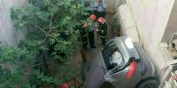 پرواز 206 به حیاط یک خانه با رانندگی خانوم 25 ساله