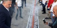 دیدنی‌های امروز؛ از پخت کباب ۶۰ متری در ترکیه تا خنک شدن نوجوانان هندی در کانال آب