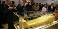 تصاویری از بازگشت تابوت طلایی قاچاق به موزه قاهره تا فستیوال روغن مالی در اسپانیا