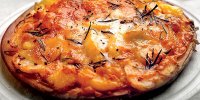طرز تهیه پیتزای سیب‌زمینی‌پیاز با دم دست‌ترین مواد