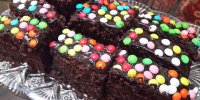 طرز تهیه کیک شکلاتی با اسمارتیز