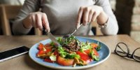 چگونه با غذا خوردن به تناسب اندام برسیم؟