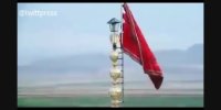 لحظه برافراشته شدن پرچم خونین امام شهیدان بر فراز مسجد جمکران