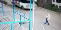 فیلم عبور لاستیک اتوبوس از کنار صورت یک دختر!