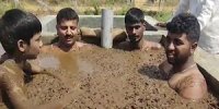 فیلم حمام کردن با فضولات گاو!