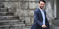 خیز رنگی جهرمی برای انتخابات/کُری خوانی هوادار پرسپولیسی در جایگاه وزیر